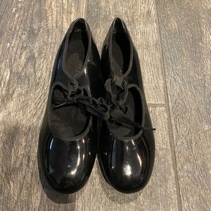 NWOB CAPEZIO TAP SHOES